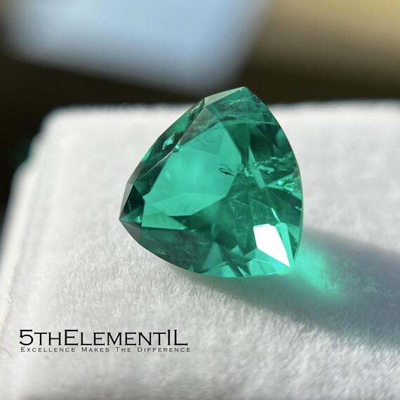 Colombian Emerald Trillion Cut. Highest Quality Lab Grown Hydrothermal Emerald Gemstone For Ring Pendant Or Earrings. Christnas Gifts
