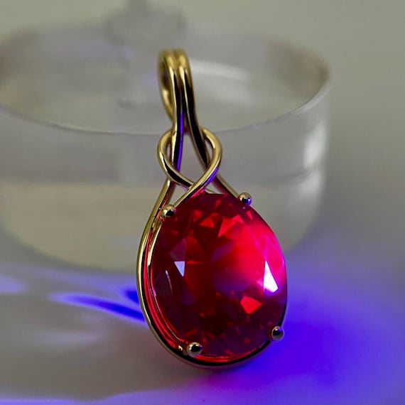 Alexandrite Unique Jewelry Pendant For Necklace. Solid Gold Weaving Pendant With Oval Lab Grown Alexandrite Of Top Quality!