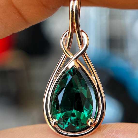 14K Gold Pear Emerald Pendant: Unique Weaving Design