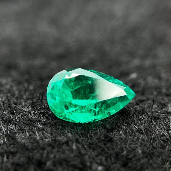 Colombian Emerald Pear Cut. Lab Grown Hydrothermal Emerald For Unique Jewelry.