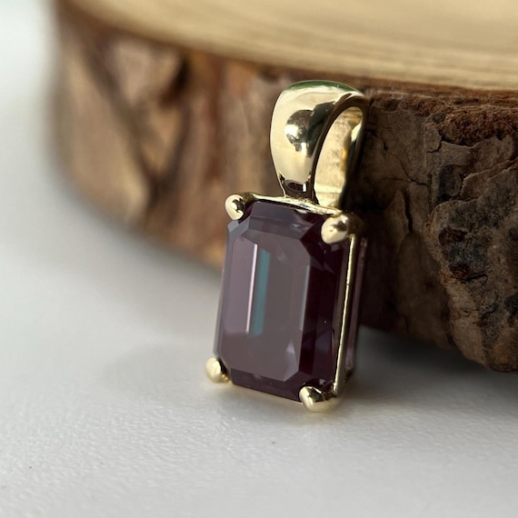 Alexandrite Color Changing Lab Grown Gemstone In 14K Solid Gold Minimalist Pendant For Necklace.