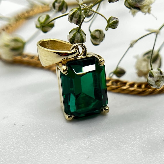 14k Gold Emerald Pendant Necklace: Minimalist Style, Lab-Grown Gem