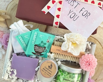 Gardener's Gift Set: Birthday Gift for Gardener - Mothers Day - Retirement Gardening - Allotment - Hand Cream, Nail Brush and Gardeners Soap