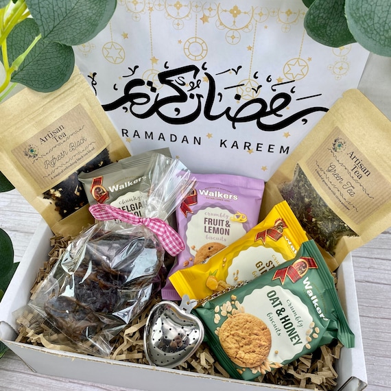 ZOROY Luxury Chocolate Eid Mubarak Gifts Box | Pine wood box with 20 exotic  dates | Eid Mubarak Gift | Online Chocolate Dates Combo Pack | Ramadan  Dates Hamper - 300gms : Amazon.in: Grocery & Gourmet Foods