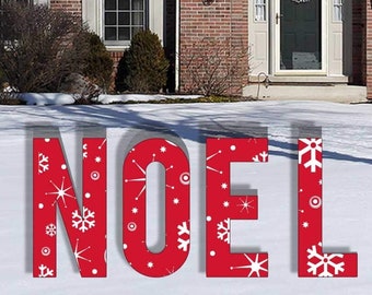 Könnte beinhalten: Rote Buchstaben, die "NOEL" buchstabieren, stehen im Schnee. Jeder Buchstabe ist mit weißen Schneeflocken und Sternenmustern verziert. Die festliche Dekoration befindet sich vor einem Haus und schafft eine weihnachtliche Szene.