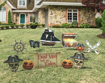 Peut inclure: Un ensemble de décorations de jardin d'Halloween sur le thème des pirates avec un navire, un coffre au trésor, un crâne et des os croisés, un volant, une pancarte qui dit "Dead Men tell no Tales" et des citrouilles.
