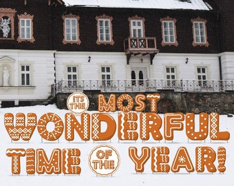 Könnte beinhalten: Lebkuchen-Gartenschilder mit der Aufschrift "It's the Most Wonderful Time of the Year!" vor einem schneebedeckten Gebäude. Die Schilder sind braun mit weißen Zuckergussdetails. Das Gebäude hat ein dunkelbraunes Obergeschoss und ein weißes Untergeschoss.