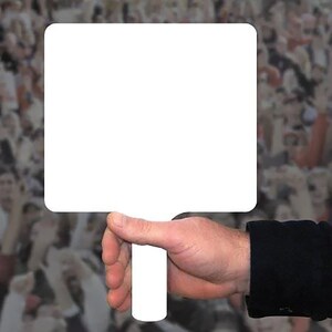 Pu&ograve; includere: Un cartello bianco vuoto con un manico bianco. Il cartello &egrave; tenuto da una mano.