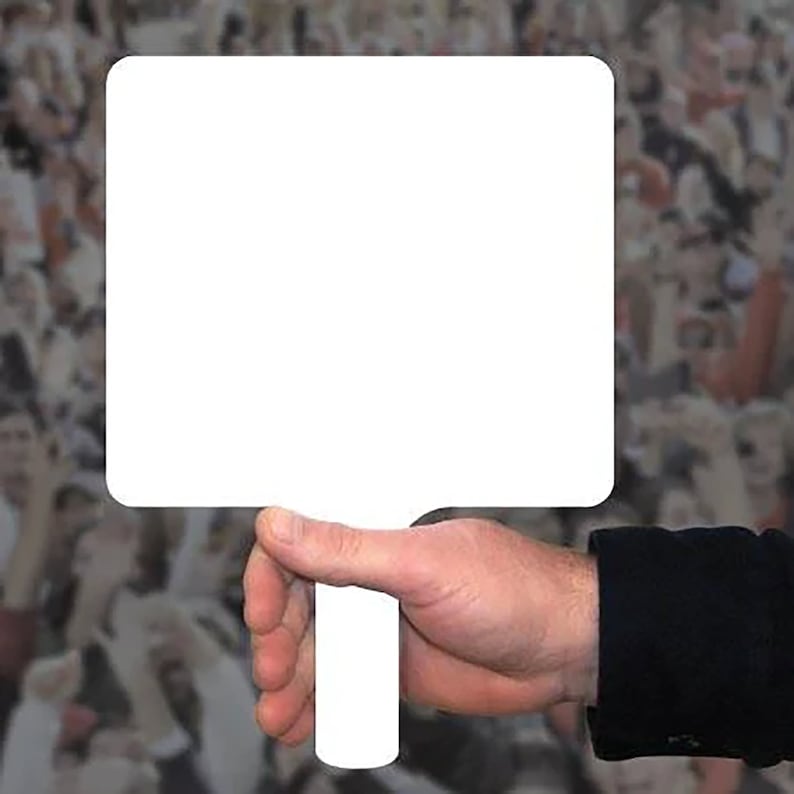Pu&ograve; includere: Un cartello bianco vuoto con un manico bianco. Il cartello &egrave; tenuto da una mano.