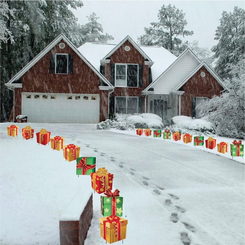 14'h Flat Plastic Christmas Present Pathway Markers | 18pc Christmas Yard Art | Yard Card Lawn Sign Set | Red, Green & Gold 