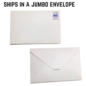 K&ouml;nnte beinhalten: Zwei wei&szlig;e Jumbo-Umschl&auml;ge, einer offen und einer verschlossen, werden vor einem wei&szlig;en Hintergrund gezeigt. Der offene Umschlag ist unten gefaltet. Der Text "SHIPS IN A JUMBO ENVELOPE" ist oben in Schwarz gedruckt.