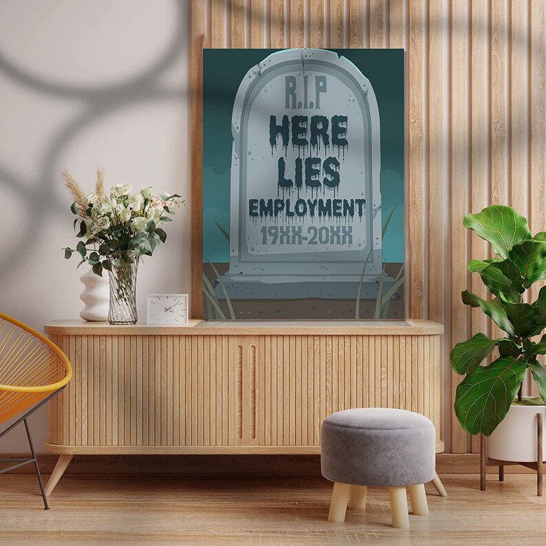 K&ouml;nnte beinhalten: Ein gerahmter Leinwanddruck mit einem Grabstein-Design. Der Grabstein tr&auml;gt die Aufschrift "R.I.P. HERE LIES EMPLOYMENT 19XX-20XX" in einer tropfenden Schrift. Der Hintergrund ist dunkelblaugr&uuml;n mit Gras am Fu&szlig; des Grabsteins.