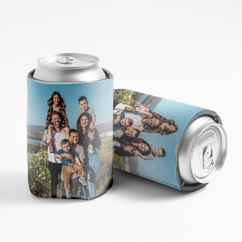 K&ouml;nnte beinhalten: Eine blaue und wei&szlig;e K&uuml;hltasche mit einem Foto einer neunk&ouml;pfigen Familie. Das Foto zeigt die Familie, die in einem Blumenfeld steht. Die K&uuml;hltasche ist aus Neopren und hat einen Rei&szlig;verschluss.
