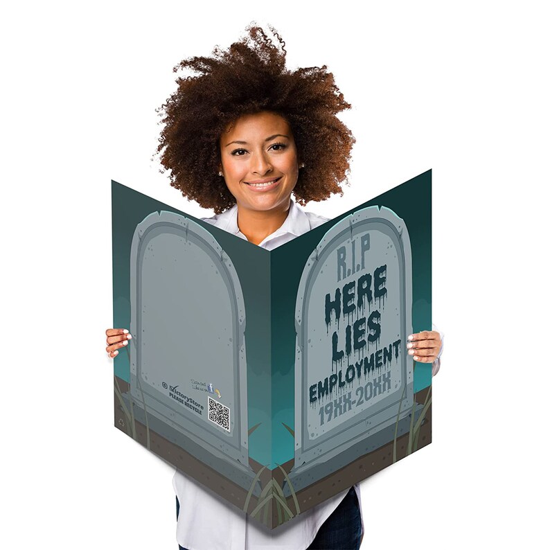 K&ouml;nnte beinhalten: Eine gro&szlig;e, grabsteinartige Karte mit dem Text "R.I.P. HERE LIES EMPLOYMENT 19XX-20XX" in tropfenden Buchstaben. Die Karte wird ge&ouml;ffnet gehalten und zeigt eine Cartoon-Friedhofsszene mit einem grauen Grabstein.