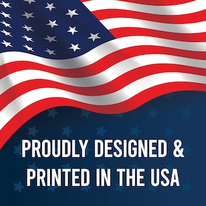 K&ouml;nnte beinhalten: Grafik mit der amerikanischen Flagge mit roten und wei&szlig;en Streifen und einem blauen Feld mit Sternen. Der Text "PROUDLY DESIGNED & PRINTED IN THE USA" ist in Wei&szlig; auf dunklem Blau dargestellt.