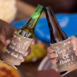 Op de afbeelding: Twee bruine en witte ge&iuml;soleerde drankenhouders met een rustiek houtnerfpatroon. De ene houder heeft de tekst "Have & to t and to keep your drink Co" en de andere heeft de tekst "Name 1 & Name 2 12-12-12".