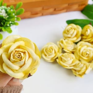 6 stuks.50 mm.2 inch. Papieren moerbeiroos, lichtgele roos moerbeiboom, miniroos, papieren bloem, roze bloem, rozenknop