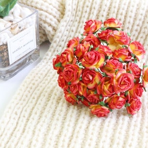 20 mm。25個。マルベリー紙の花、2トーンマルベリー紙赤と黄色のバラ、紙の花、バラの花、DIYクラフト、ウェディングカードの装飾。
