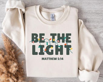 Felpa Be The Light, Felpa natalizia religiosa, Maglione per le feste cristiane, Regalo basato sulla fede, Regalo di Natale, Maglione con versetto della Bibbia