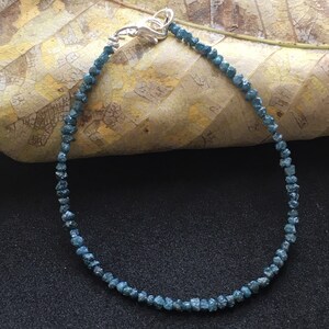 Bracciale con diamanti grezzi blu, bracciale con diamanti non tagliati blu naturale in argento sterling 925, gioielliere fatto a mano da donna, regalo per lei