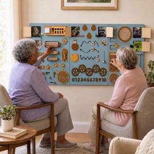 Op de afbeelding: Een groot, lichtblauw wandactiviteitenbord met diverse houten sensorische elementen, waaronder tandwielen, doolhoven, schakelaars en cijferreeksen. Het bord bevat kleine dierenfoto's en interactieve tactiele onderdelen voor het stimuleren van de fijne motoriek.
