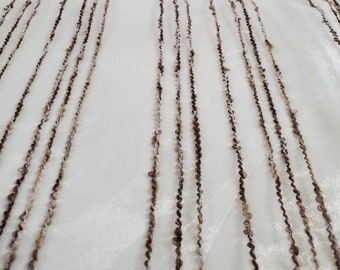 Tecido bege transparente com listras bordadas de fios marrons, perfeito para cortinas, casamentos, sobreposições para roupas de cama, roupas, talheres, etc.