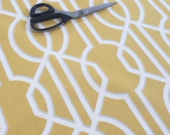 Impressão geométrica arquitetônica alegre de branco com sombra cinza sobre fundo amarelo brilhante perfeito para cortinas, roupas de cama, estofados, travesseiros,