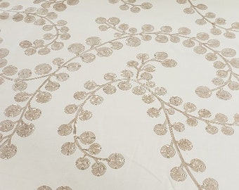Colha sementes de ouro com um toque metálico estampado em um tecido de fundo creme marfim perfeito para estofados, cortinas, decoração de casa, vestuário...