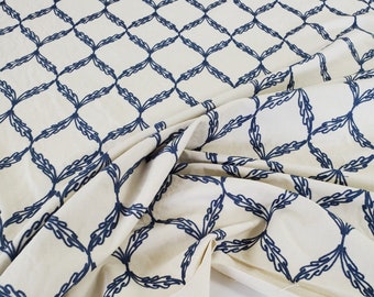 Design quatrefoil bordado azul marinho em tecido base marfim, perfeito para cortinas, estofados leves, roupas de cama, travesseiros, bolsas, talheres, ..