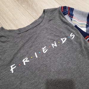 Camiseta gráfica de franela reciclada, camiseta grunge roja/gris/blanca/azul Friends con manga larga a cuadros, talla xSmall - Medium