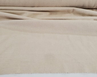ベージュ タン ウール混紡の無地生地。室内装飾品、カーテン、アパレル、食器、寝具、工芸品などに最適です。