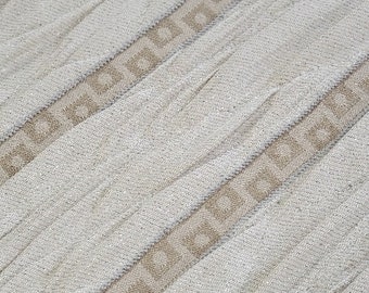 Lindo tecido neutro ondulado com um toque de brilho e design geométrico perfeito para estofados, decoração de casa, roupas de cama, artesanato, cortinas, etc.