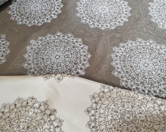 Beau tissu REVERSIBLE tissé à motif Suzani de couleur argent, bronze, opale, parfait pour les draperies, les tissus d'ameublement légers, les tables,..