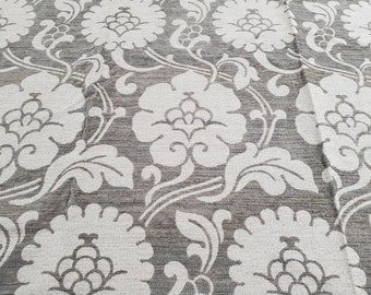 全体に銀色のメタリックな斑点が入った、厚手の織りのグレーの花柄。室内装飾品、寝具、厚手のカーテン、工芸品などに最適です。