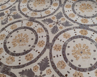 Tela con patrón Suzani vintage en color tostado/azul carbón, perfecta para tapicería, ropa de cama, cortinas, manualidades, disfraces, prendas de vestir, vajilla, etc.