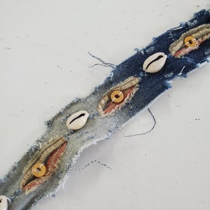 Groovy vintage strandschelp op denim knoopband, perfect voor stoffering, draperie, beddengoed, kleding, tafelgerei, ambachten, handtassen,...