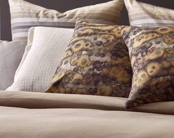 Almofada decorativa exclusiva com estampa "camuflagem moderna" ou "óleo sobre água" nas cores verde, marrom, cinza e bronze com um toque suave