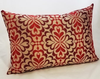 Design de tecido majestoso em vários tons de vermelho com fundo bege, perfeito para cortinas, estofados, decoração de cama, roupas, fantasias, artesanato, etc.