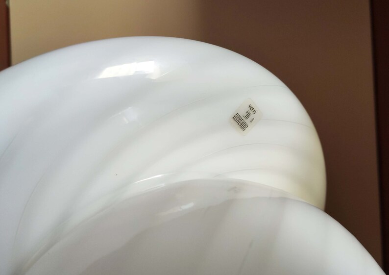 Pu&ograve; includere: Vaso in ceramica bianca con un design a spirale. Il vaso ha un adesivo sul lato che dice "VERI 100% MADE IN ITALY".