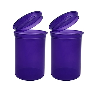 Puede incluir: Dos botes de pastillas de plástico morado con las tapas abiertas. Los botes son opacos y tienen un acabado liso.