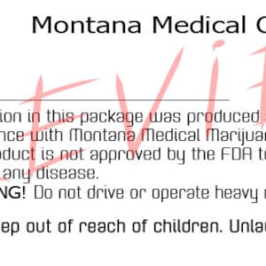 Puede incluir: Una tarjeta blanca con una cruz verde y una serpiente enroscada alrededor. La tarjeta dice "Montana Medical Cannabis" y tiene una sección para "Strain" y "Gram(s)". También incluye una advertencia de que el producto no está aprobado por la FDA para tratar, curar o prevenir ninguna enfermedad. La tarjeta también incluye una advertencia para no conducir ni operar maquinaria pesada y para mantenerla fuera del alcance de los niños.