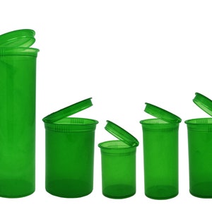 Könnte beinhalten: Fünf grüne Plastikpillenfläschchen in verschiedenen Größen mit geöffneten Deckeln. Die Fläschchen sind durchsichtig und haben eine glatte, glänzende Oberfläche.