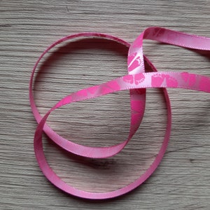 ruban satin petits pieds rose 6mm
