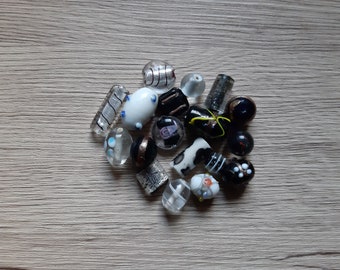 lot de grosses perles en verre noires et blanches