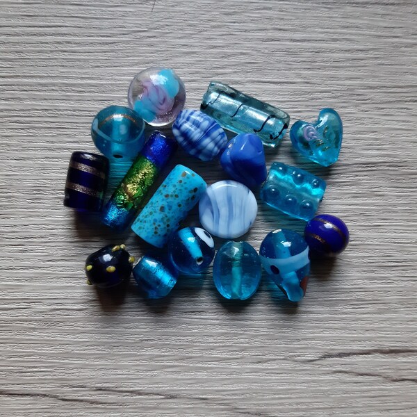 lot de grosses perles en verre bleues