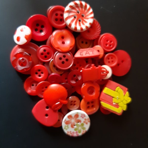 assortiment de 60 boutons rouges scrapbooking