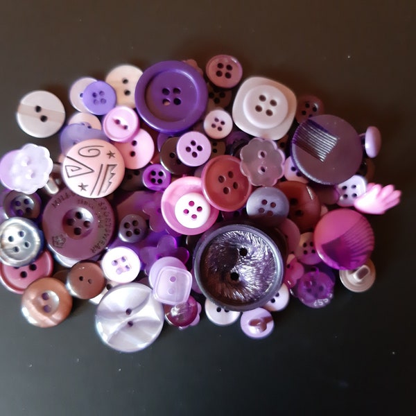 assortiment de 100 boutons violets scrapbooking