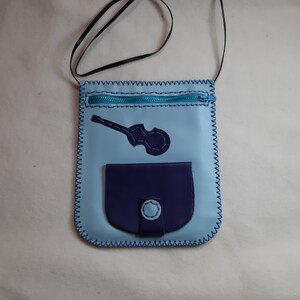 pochette en cuir bleu guitare