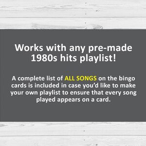 Puede incluir: Un rect&aacute;ngulo gris con texto blanco que dice "Funciona con cualquier lista de reproducci&oacute;n de &eacute;xitos de los 80 predefinida!" y "Se incluye una lista completa de TODAS LAS CANCIONES en las tarjetas de bingo en caso de que desee crear su propia lista de reproducci&oacute;n para asegurarse de que cada canci&oacute;n que se reproduzca aparezca en una tarjeta."