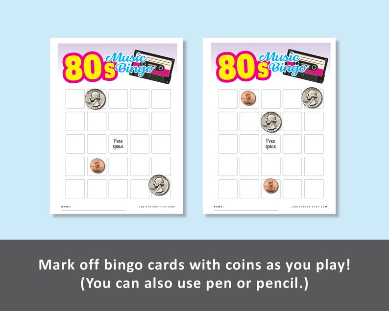 Puede incluir: Dos tarjetas de bingo de m&uacute;sica de los 80 imprimibles con un gr&aacute;fico de casete. Cada tarjeta tiene un espacio libre y 24 casillas para marcar con monedas. El texto "80s Music Bingo" est&aacute; en la parte superior de cada tarjeta.